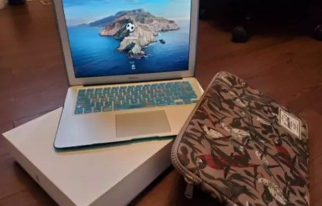 Macbook Air Laptop like NEW with bag & protectors