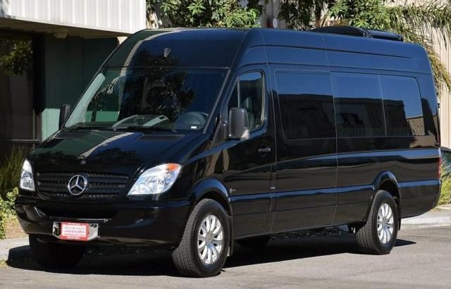 BOOK LIMOUSINE AT LOW PRICE.